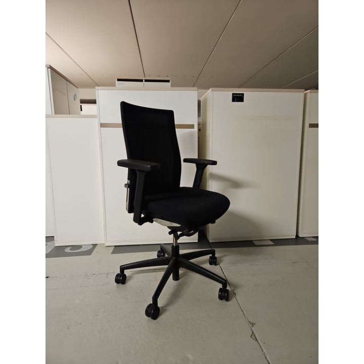 Fauteuil de bureau avec roulettes et rotation de l'assise