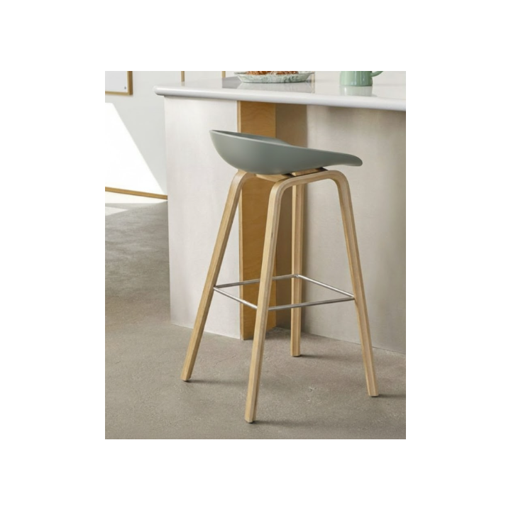 Chaise haute - About A Stool AAS42 en plastique gris et pieds en bois