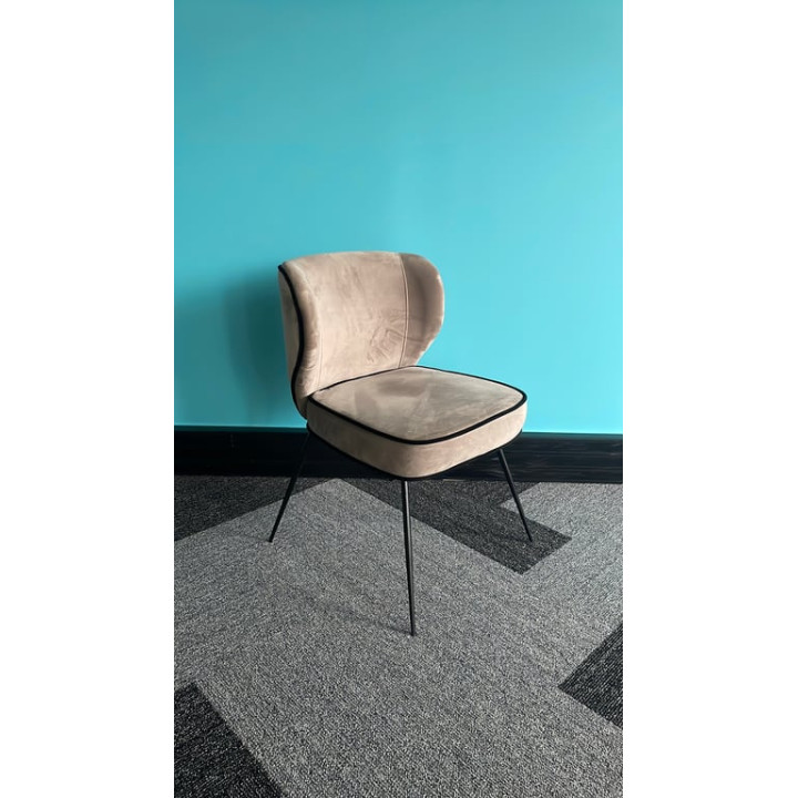 Fauteuil en velours avec pieds en métal