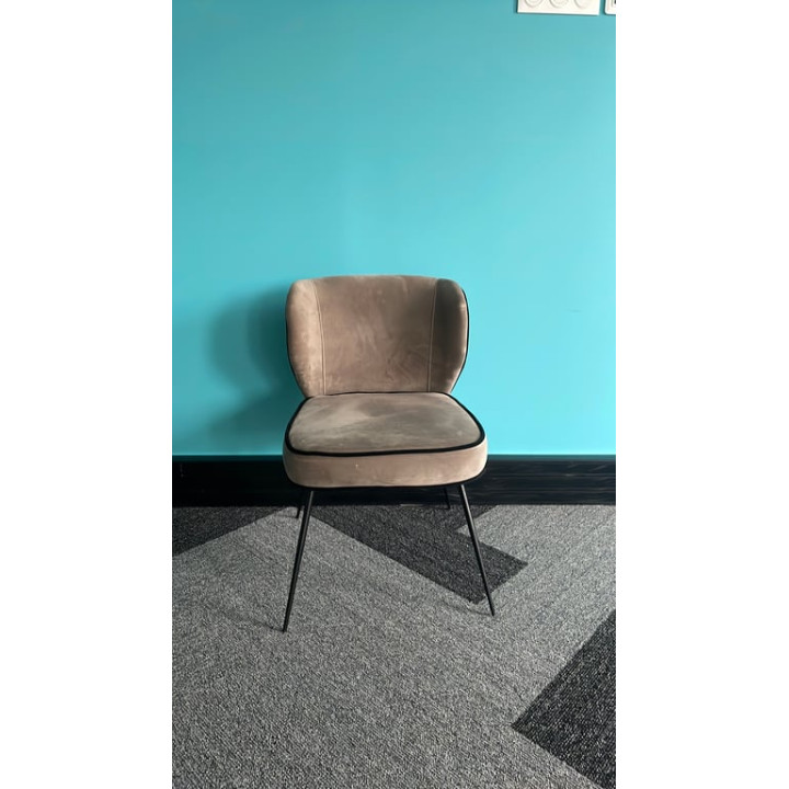 Fauteuil en velours avec pieds en métal