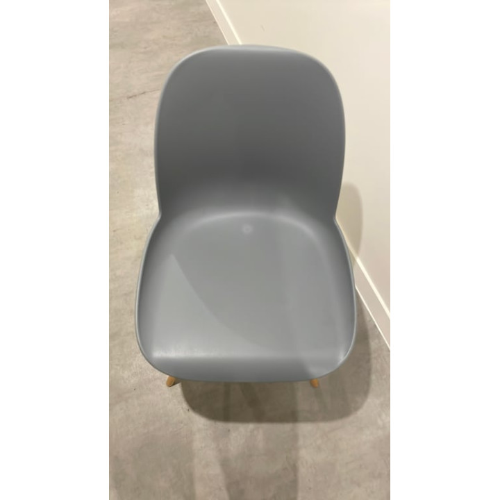 Chaise de cafétéria en plastique et bois