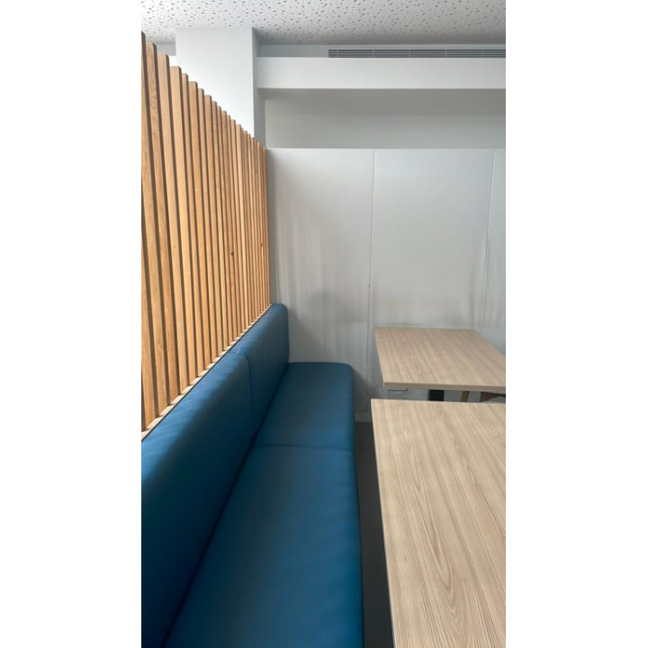 Banc en cuir bleu avec pieds métalliques