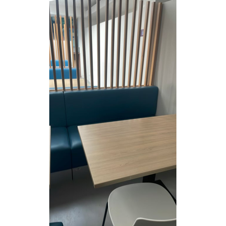 Banc en cuir bleu avec pieds métalliques