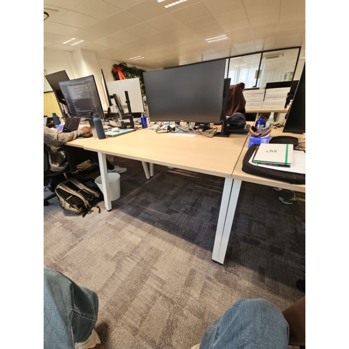 Bureau multiposte en bois mélaminé avec pieds métalliques