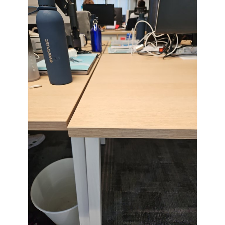 Bureau multiposte en bois mélaminé avec pieds métalliques