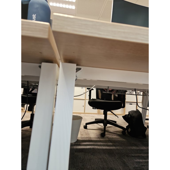 Bureau multiposte en bois mélaminé avec pieds métalliques