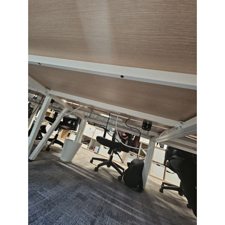 Bureau multiposte en bois mélaminé avec pieds métalliques