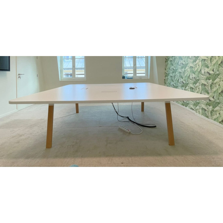 Table de réunion rectangulaire avec goulotte et top access
