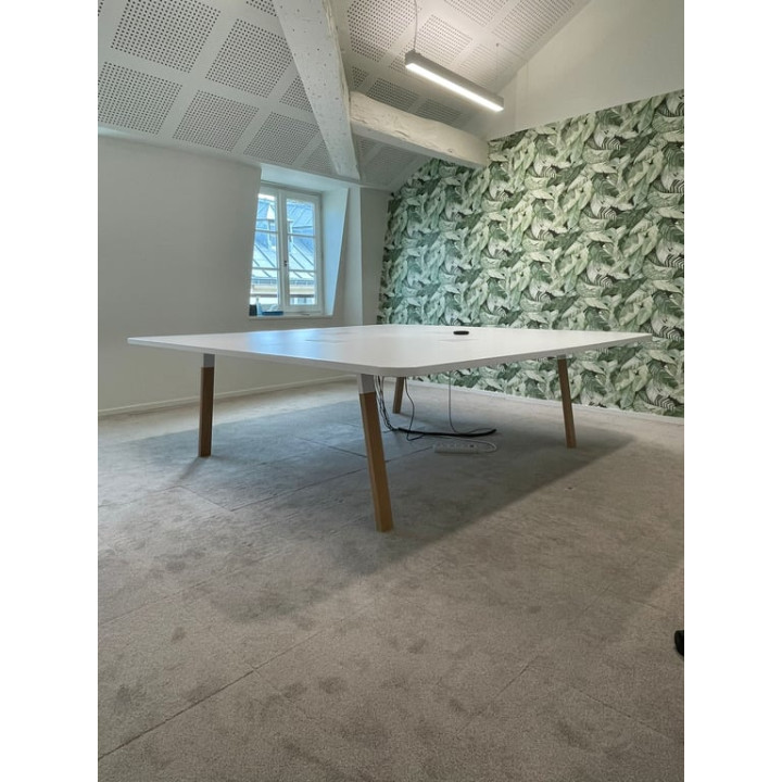 Table de réunion rectangulaire avec goulotte et top access