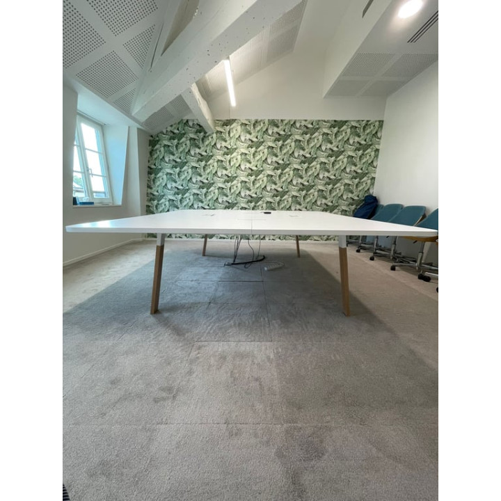 Table de réunion rectangulaire avec goulotte et top access