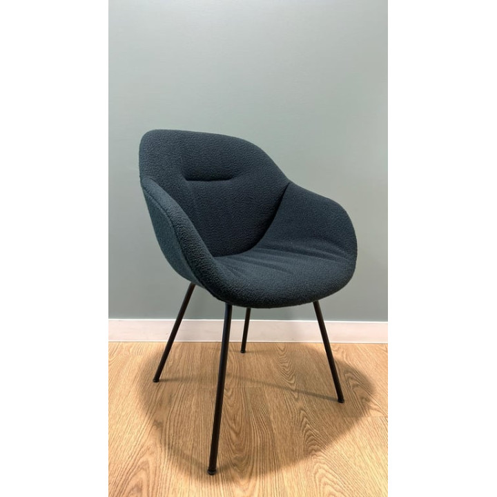 Fauteuil Hay AAC 127 -  accoudoirs en métal et tissu saphir