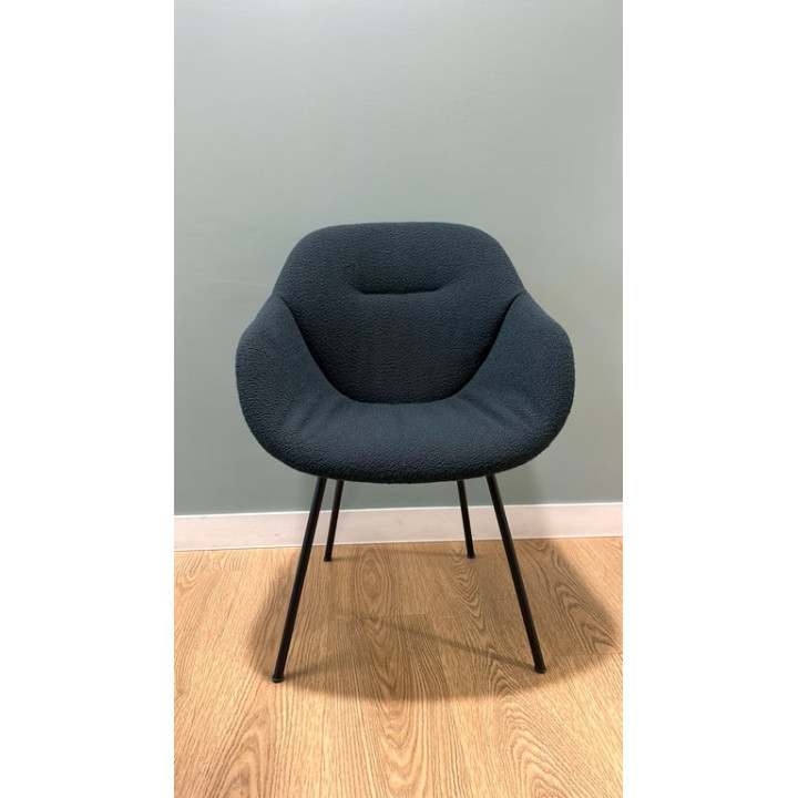 Fauteuil Hay AAC 127 -  accoudoirs en métal et tissu saphir