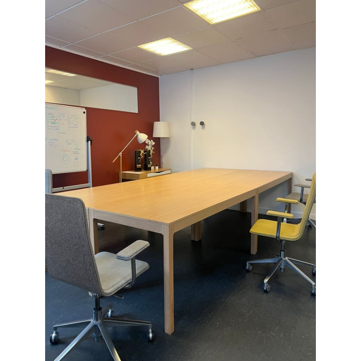Table de réunion en bois mélaminé