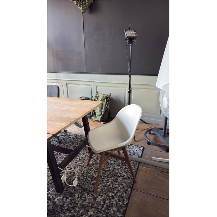 Chaise de réunion en plastique avec pieds en bois