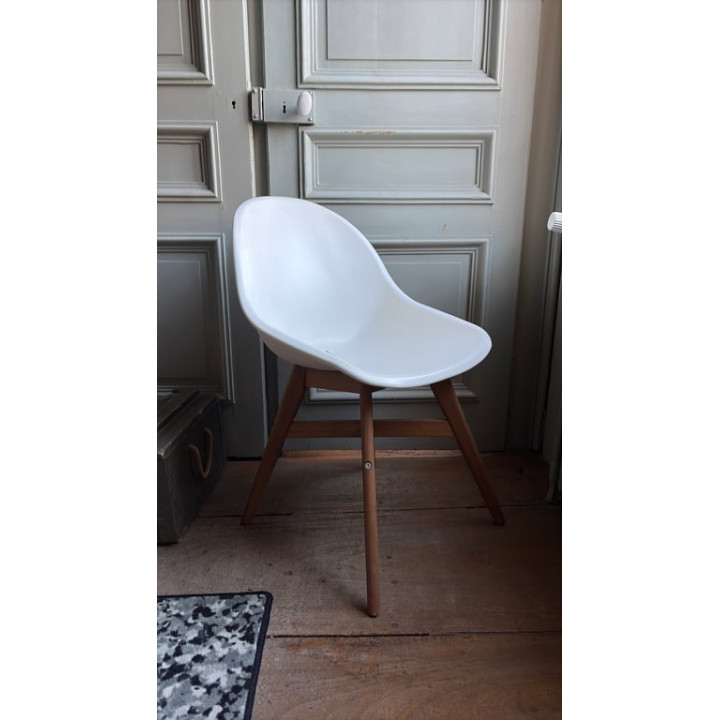 Chaise de réunion en plastique avec pieds en bois