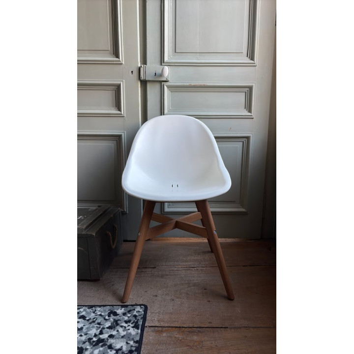 Chaise de réunion en plastique avec pieds en bois