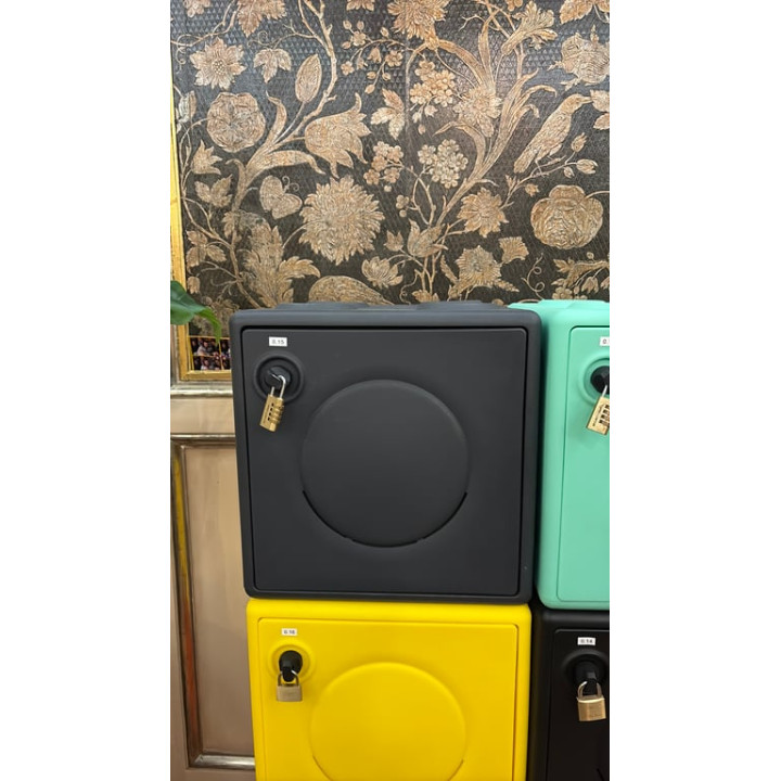 Casier de rangement en plastique avec porte battante