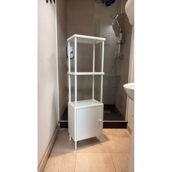 Rangement en métal blanc avec portes battantes