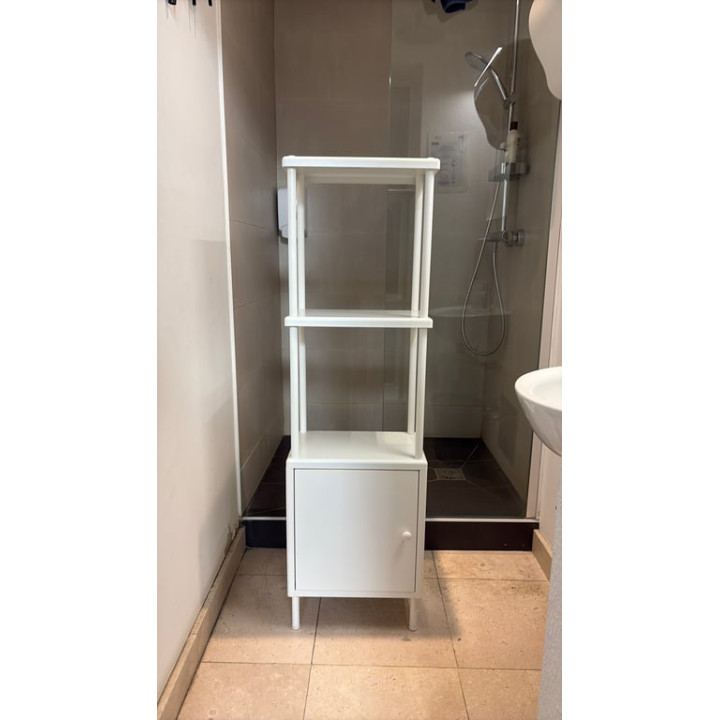 Rangement en métal blanc avec portes battantes