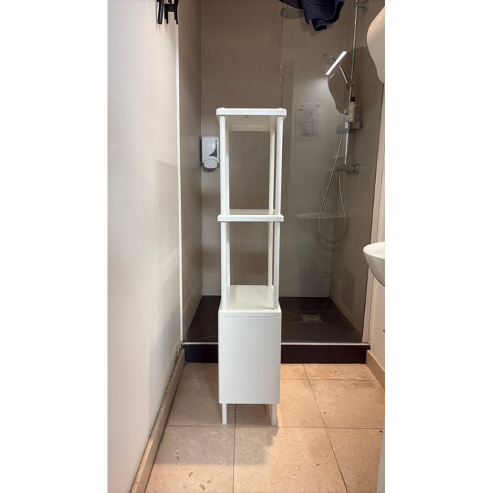 Rangement en métal blanc avec portes battantes