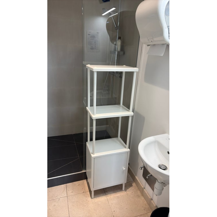 Rangement en métal blanc avec portes battantes