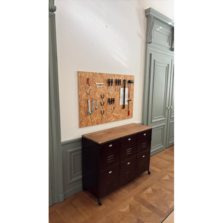 Rangement mobile en métal avec casiers et étagères en bois