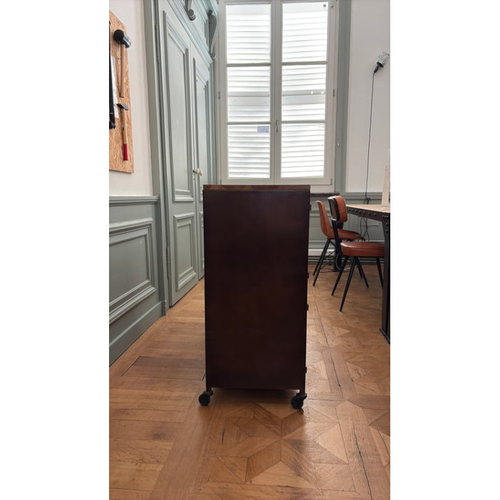 Rangement mobile en métal avec casiers et étagères en bois