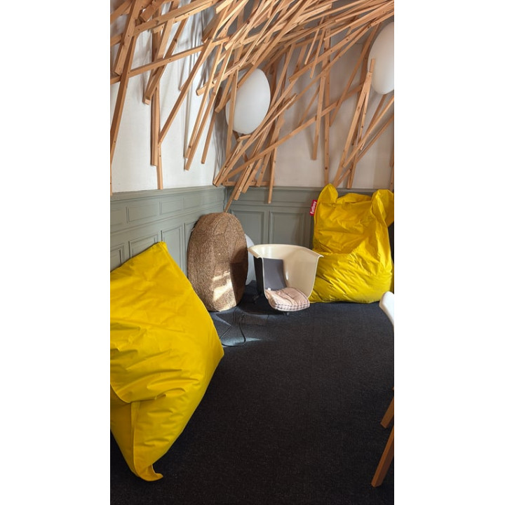 Pouf en tissu jaune